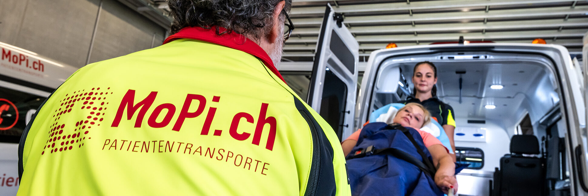 The MoPi.ch team in front of the vehicle fleet at the head office