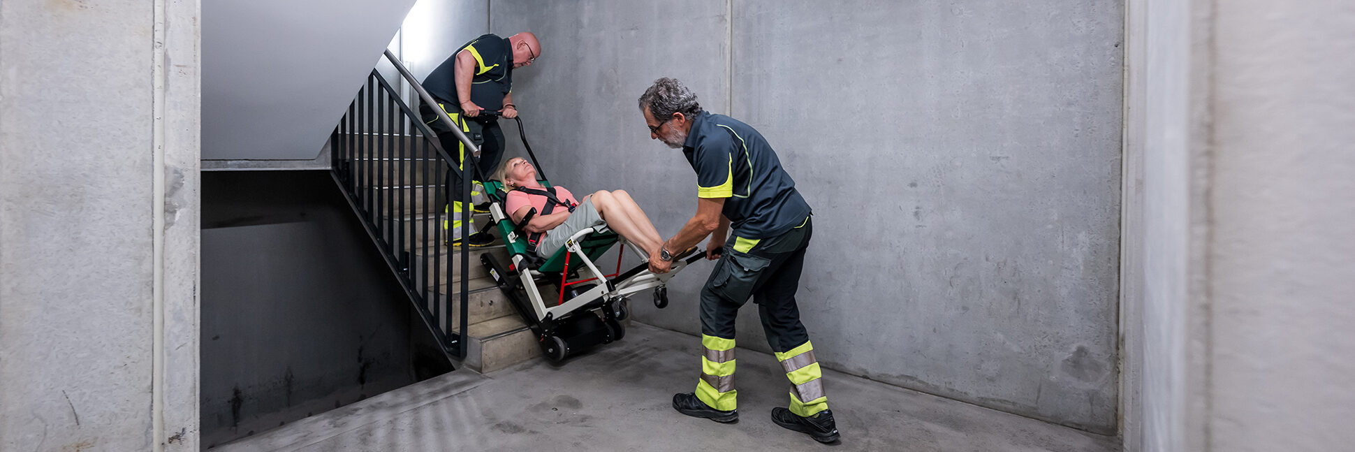 Un collaborateur aide une personne âgée à monter dans le véhicule