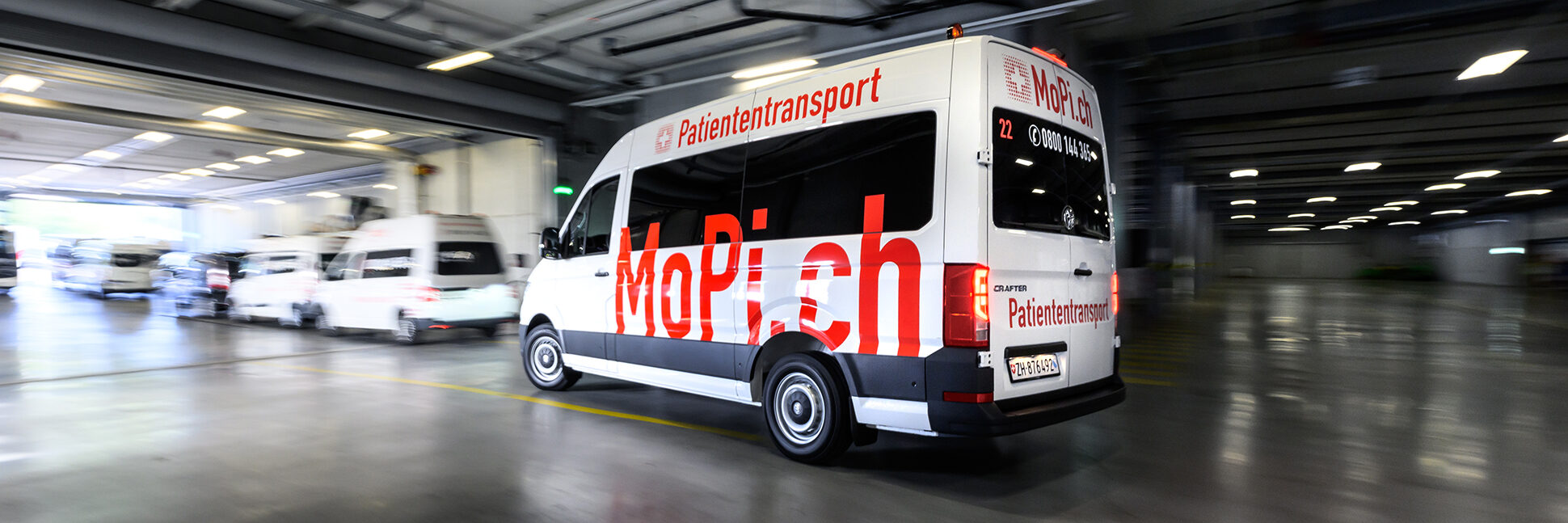 Bambini salgono su un bus per il trasporto scolastico di MoPi.ch